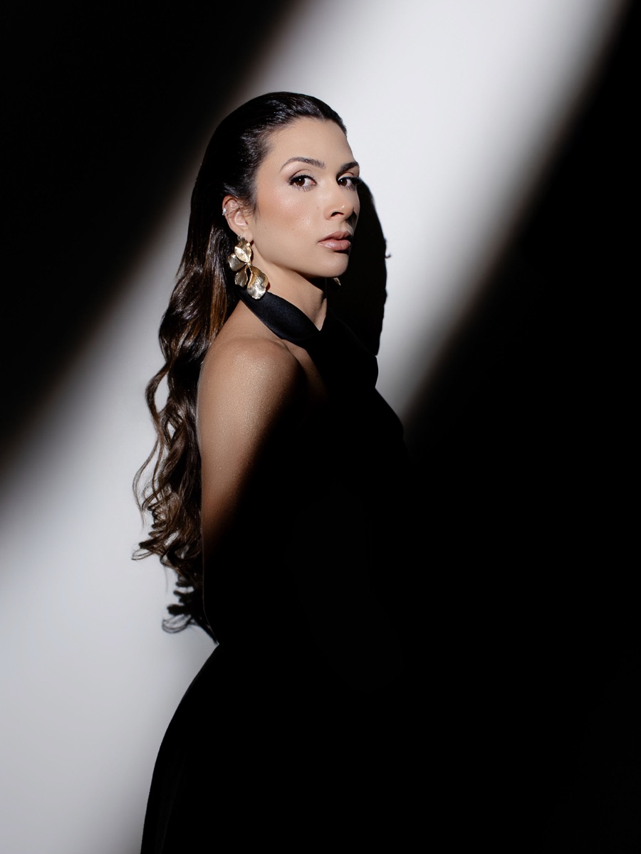 Dra. Marília Ferreira de vestido preto, com luz lateral