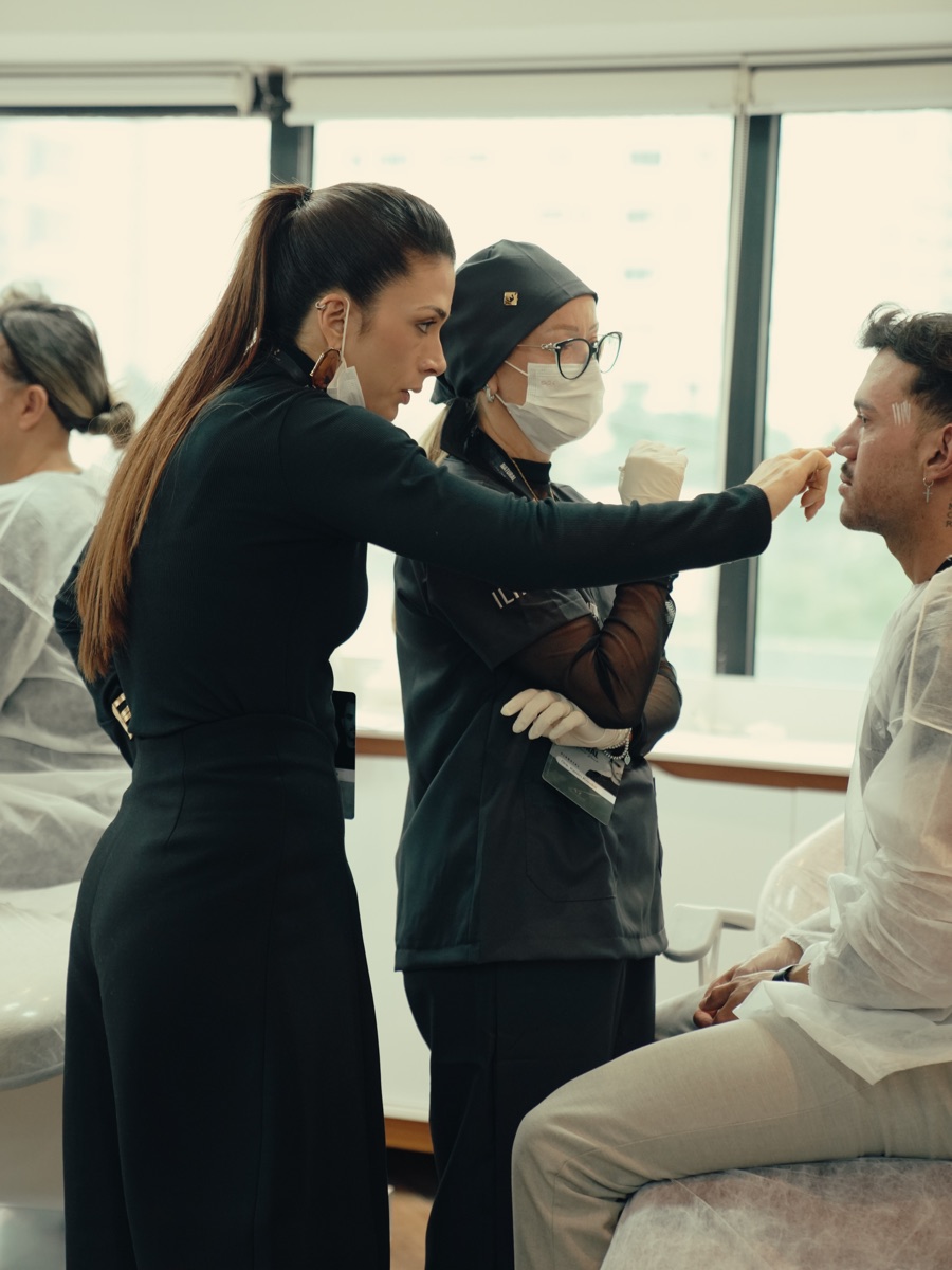Dra. Marília orientando uma profissional durante a avaliação de um paciente